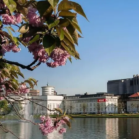 Spacious Historical Art Oasis In The Center Lägenhet