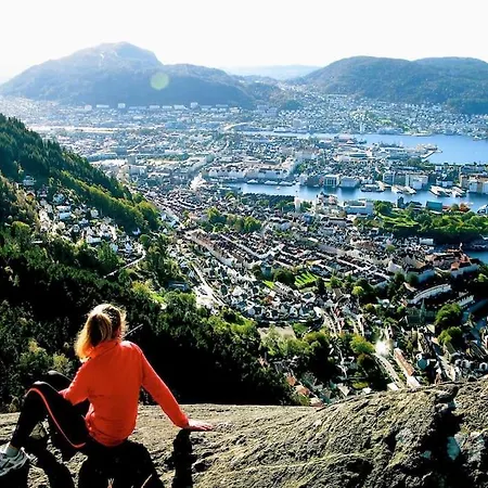 Spacious Historical Art Oasis In The Center Lägenhet