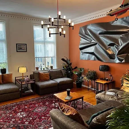 Spacious Historical Art Oasis In The Center Lägenhet *